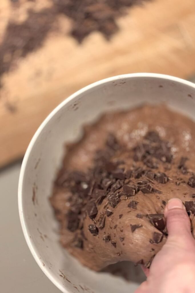 Zuurdesem chocolade deeg wordt gemengd met chocoladestukjes