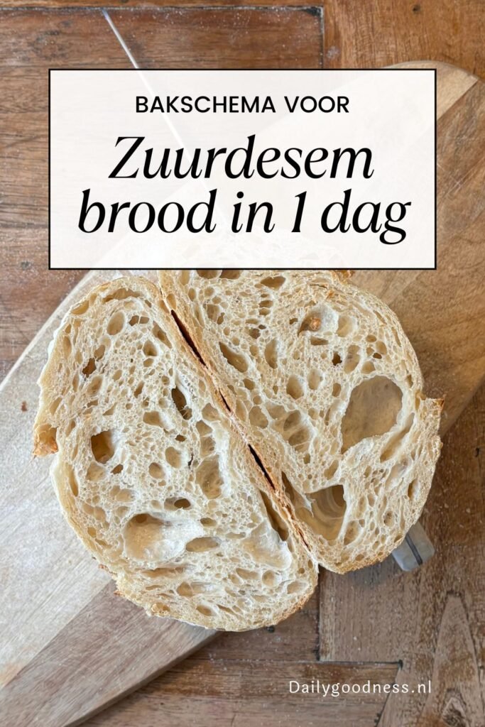 Opengesneden zuurdesembrood ligt op houten tafelblad.