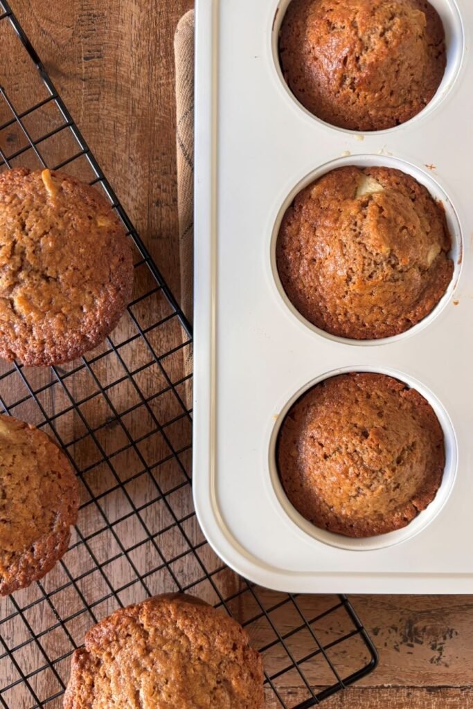 Versgebakken muffins van speltmeel en zuurdesem zitten in een muffinvorm van GreenLife met PFAS-vrije antikleeflaag.