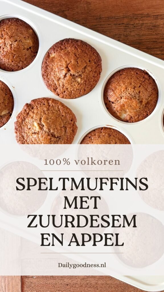 Versgebakken 100% volkoren spelt muffins met appel staan in een witte muffinvorm op een houten eettafel