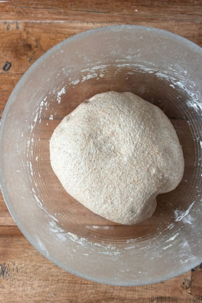Zuurdesem deeg voor volkoren zuurdesem brood begint aan de bulkrijs