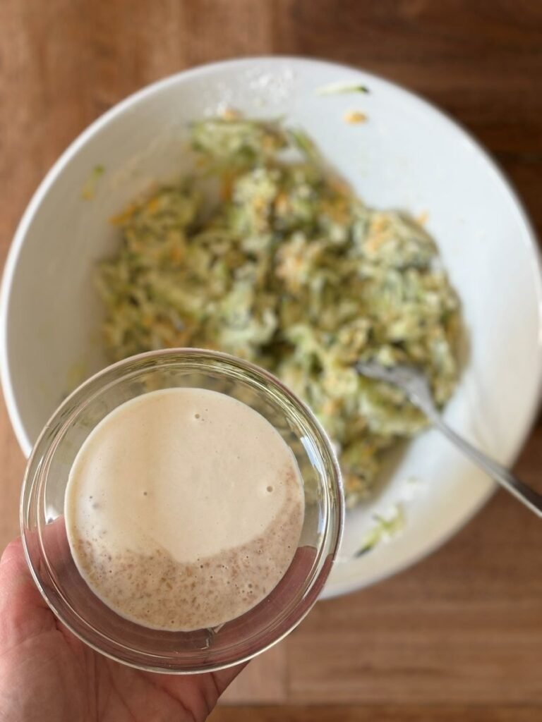 zuurdesem discard wordt toegevoegd aan courgette, kaas en ui mengsel