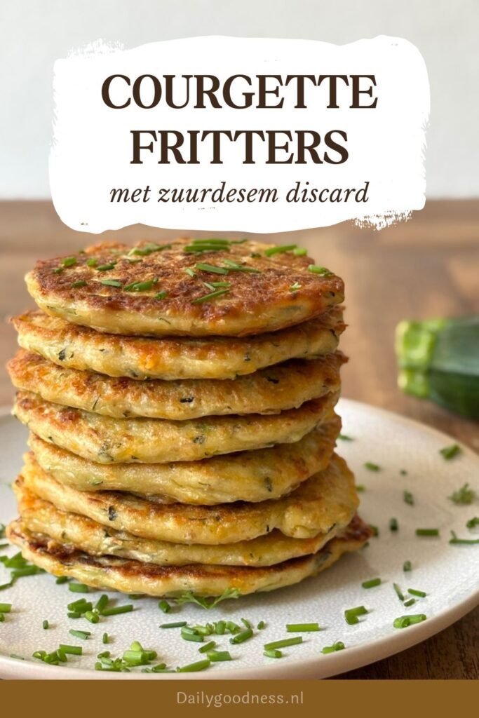 Versgebakken courgette fritters liggen opgestapeld op een bord op tafel
