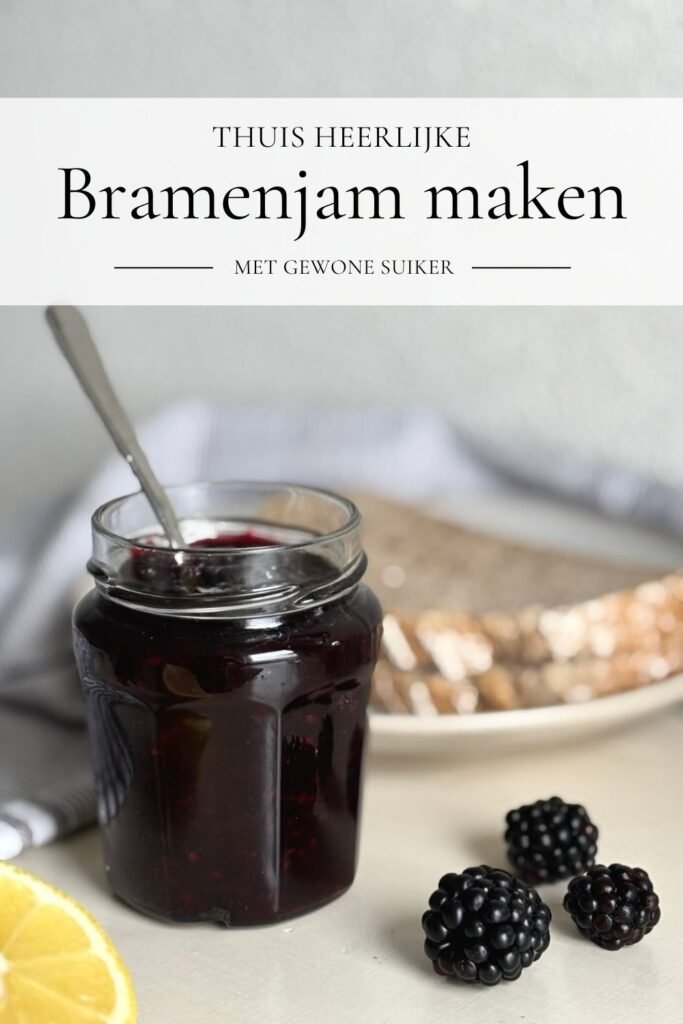 Glazen potje met zelfgemaakte bramenjam staat op de eettafel