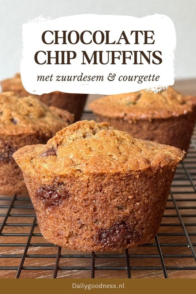 Versgebakken Chocolate Chip muffins met zuurdesem en courgette staan af te koelen op een afkoelrooster