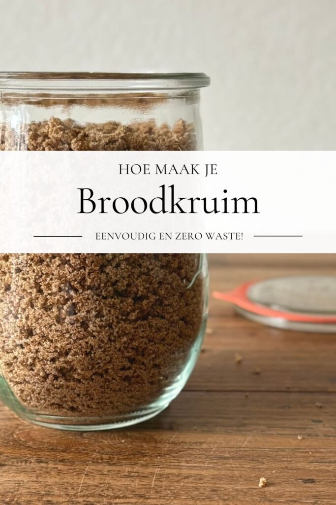 Grote glazen weckpot met versgemaakte (zuurdesem)broodkruim staat op een houten eettafel