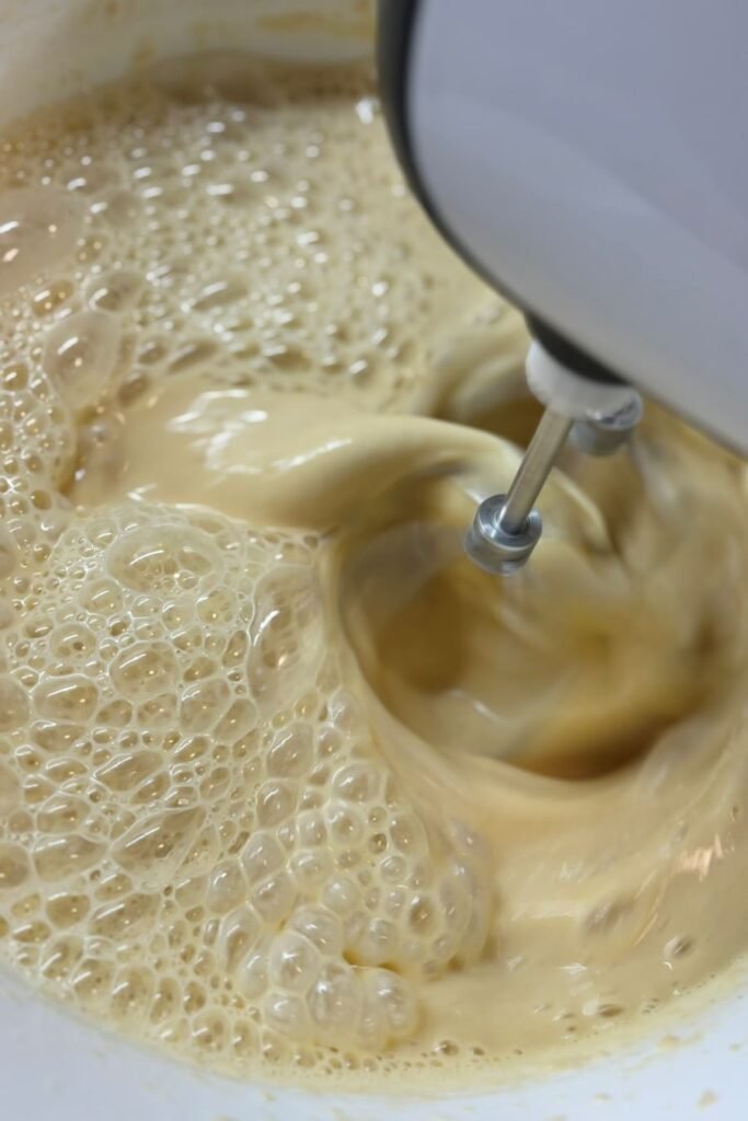 Beslag voor de Zuurdesem pannenkoek met discard wordt gemixt met een mixer