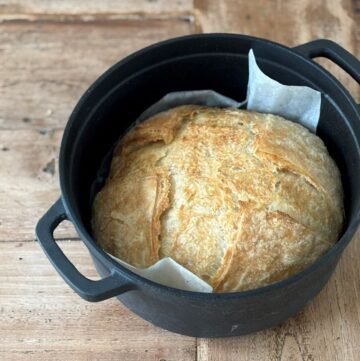Versgebakken zuurdesem croissant brood ligt in een hete gietijzeren pan