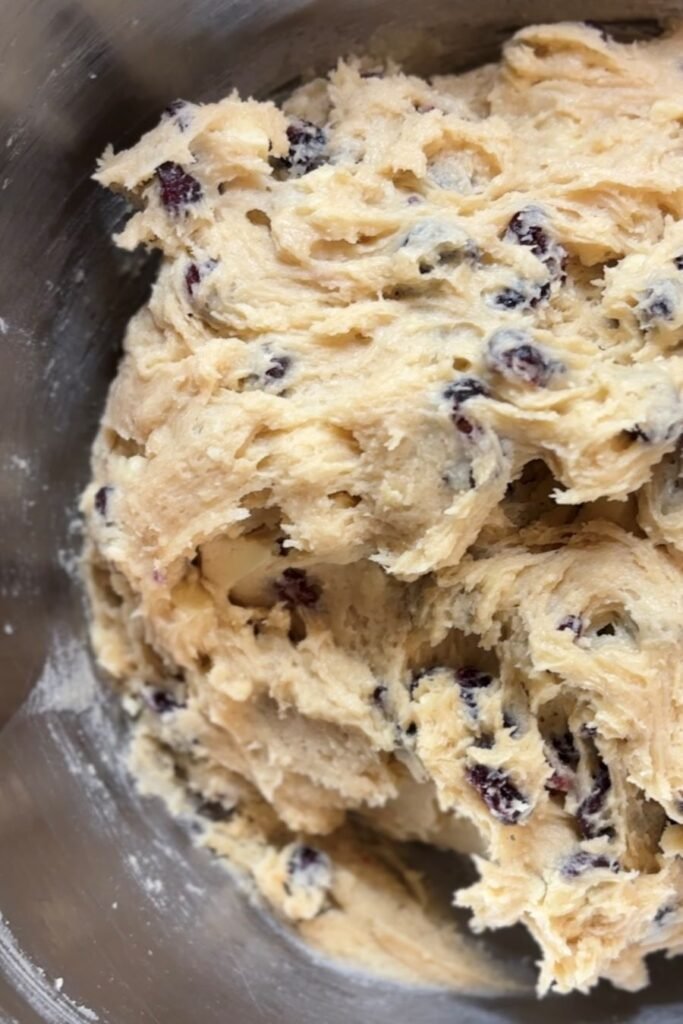 Deeg voor cranberry koeken met witte chocola ligt gemixt in de mengkom