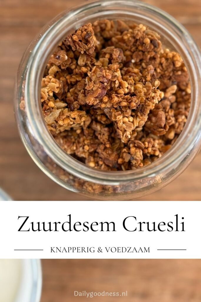Pot met versgebakken cruesli staat op een houten eettafel