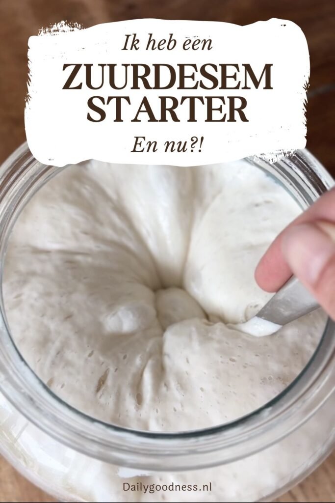 Vrouw schept met lepel door bubbelende zuurdesem starter