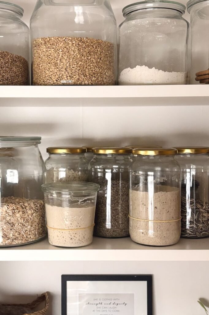 2 potten met actieve zuurdesem starter staan in een voorraad kast