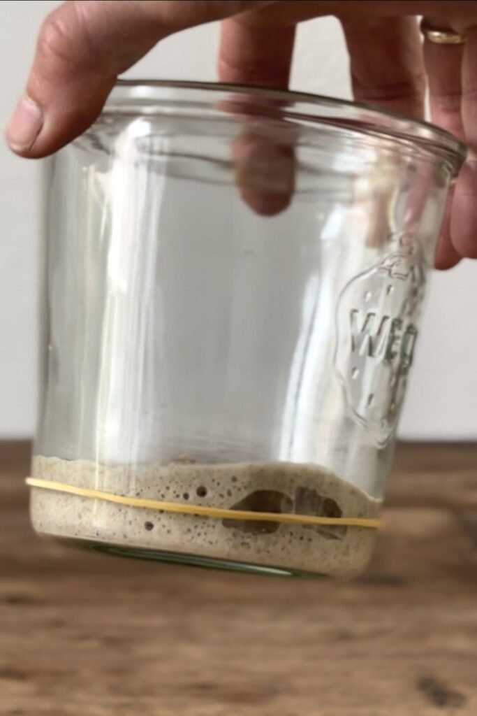 Vrouw gaat zuurdesem starter voeden