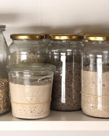 potten met zuurdesem starter staan in de voorraadkast