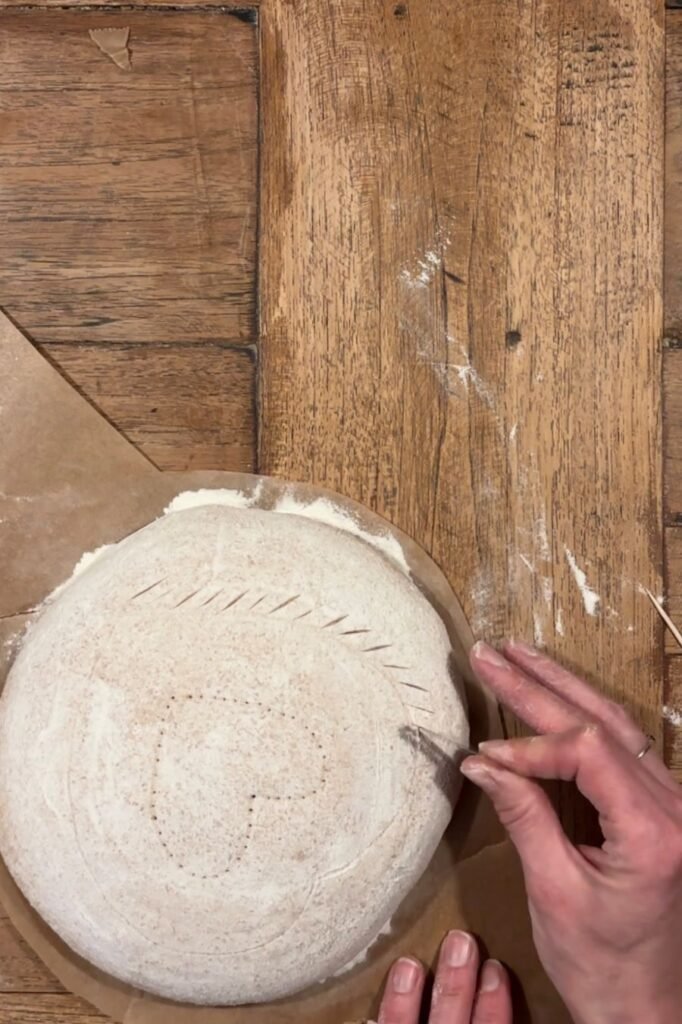 Vrouw gaat deeg insnijden met kleine decoratieve insneden