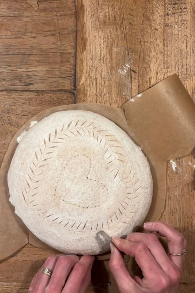 Vrouw gaat deeg insnijden met kleine decoratieve insneden