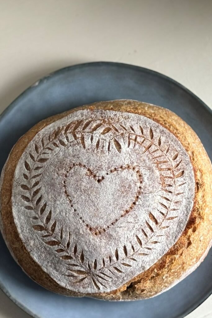 Afgebakken zuurdesembrood met hart vorm voor valentijnsdag