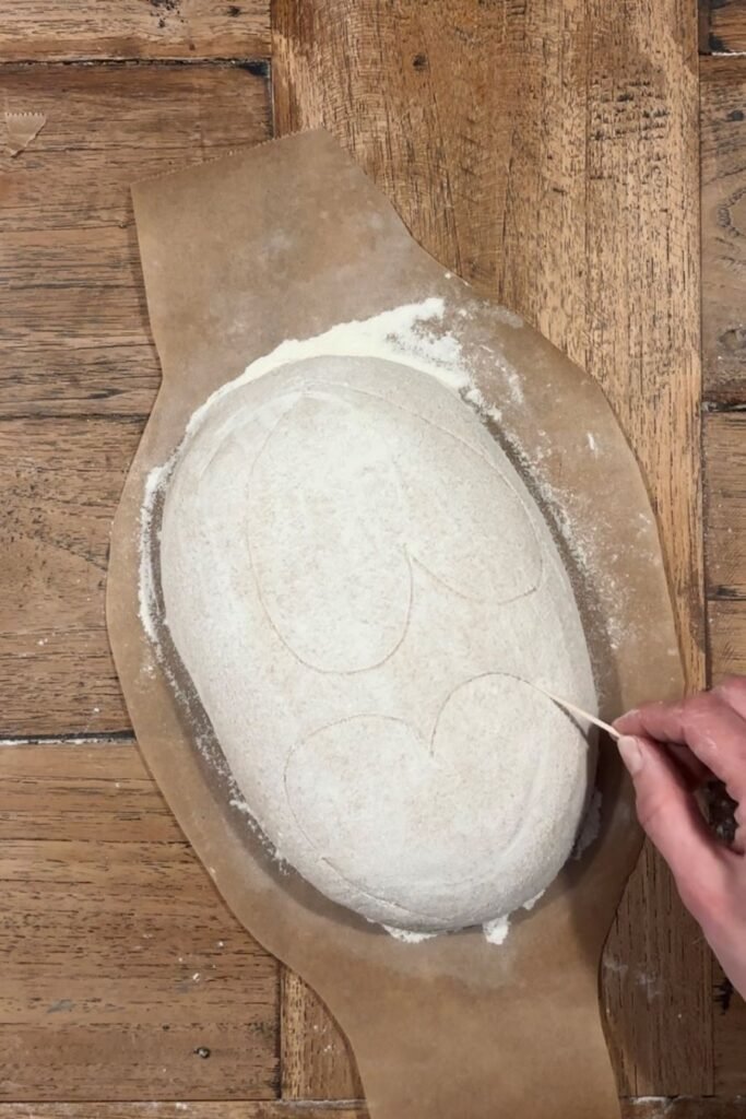 Vrouw gaat tekenen op zuurdesem deeg