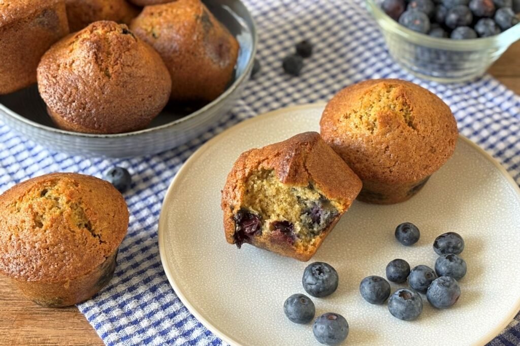 Versgebakken muffins met blauwe bessen liggen op een bord klaar om opgegeten te worden