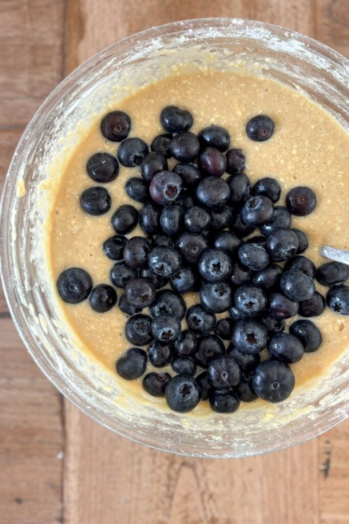 Verse blauwe bessen worden gemengd door het beslag voor blauwe bessen muffins