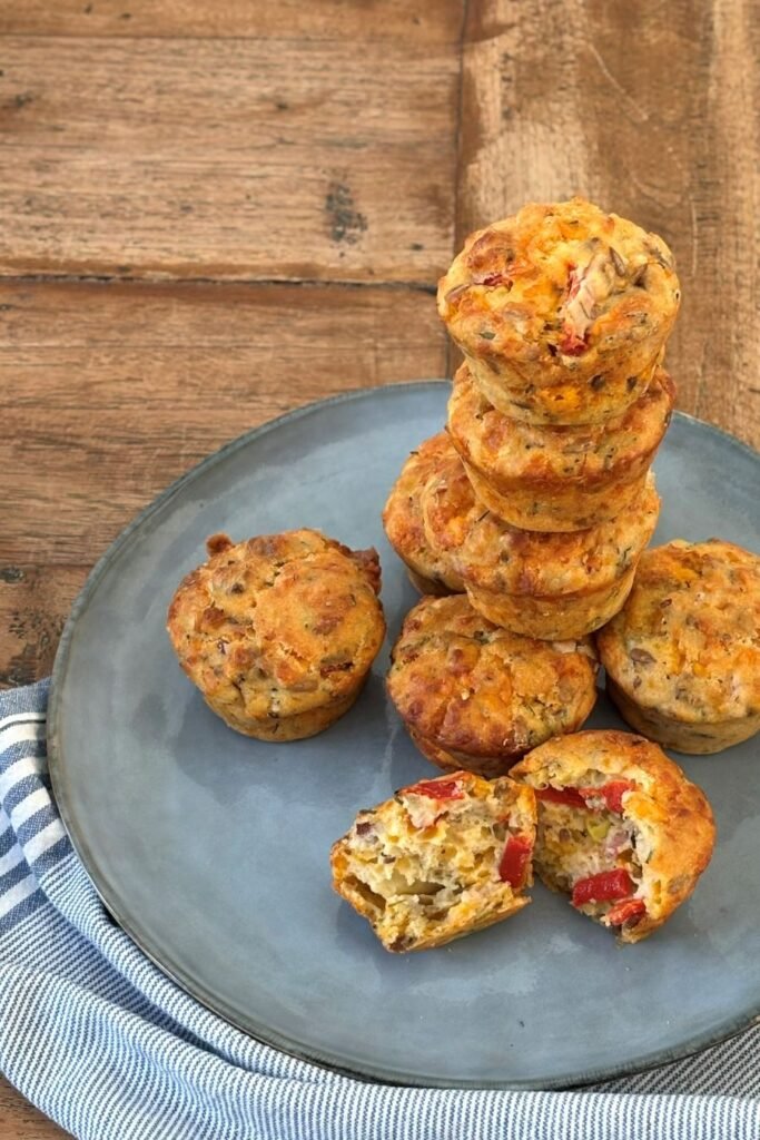 Hartige muffins liggen opgestapeld een blauwe serveerschaal